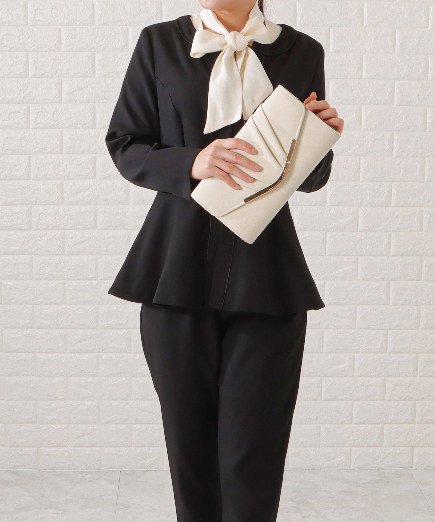 タックペプラムジャケット&ボウタイブラウスパンツスーツ