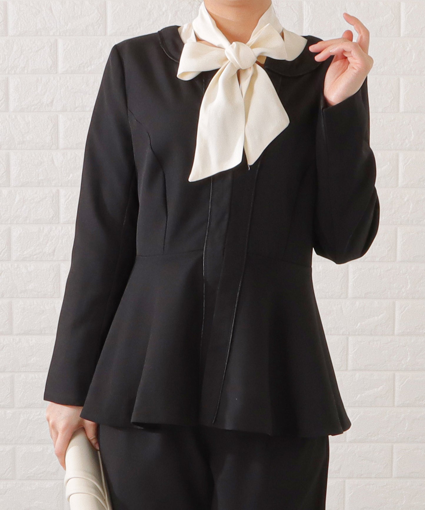 タックペプラムジャケット&ボウタイブラウスパンツスーツ