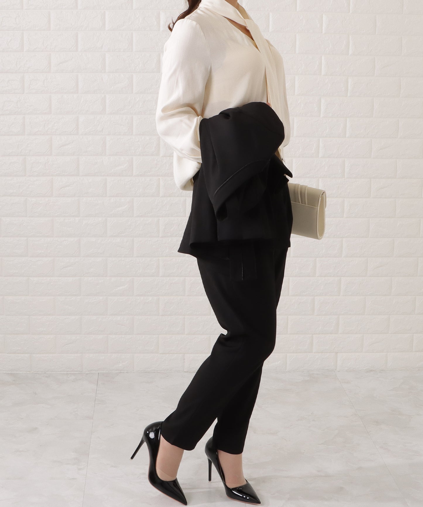 タックペプラムジャケット&ボウタイブラウスパンツスーツ