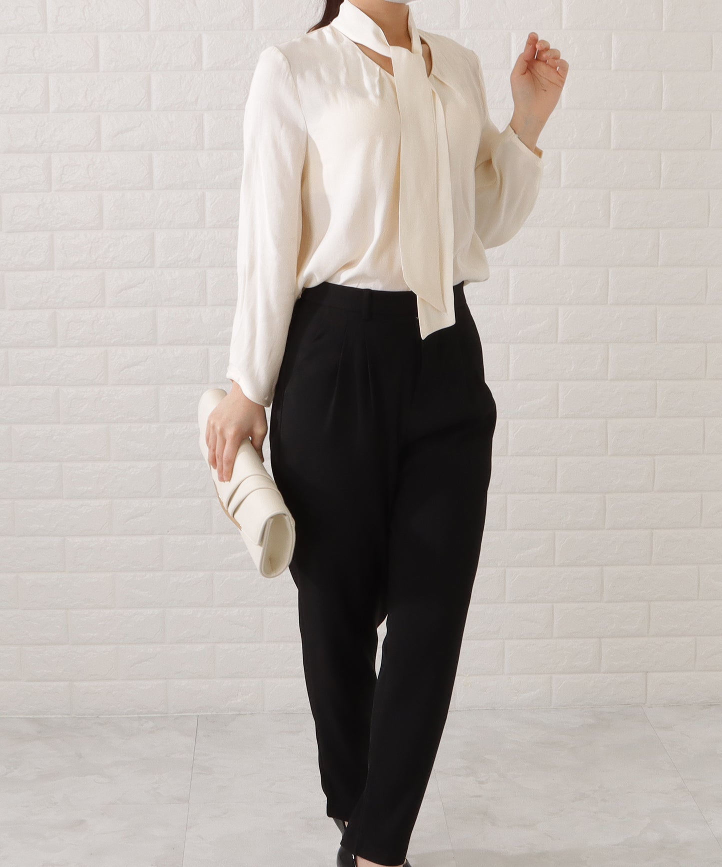 タックペプラムジャケット&ボウタイブラウスパンツスーツ