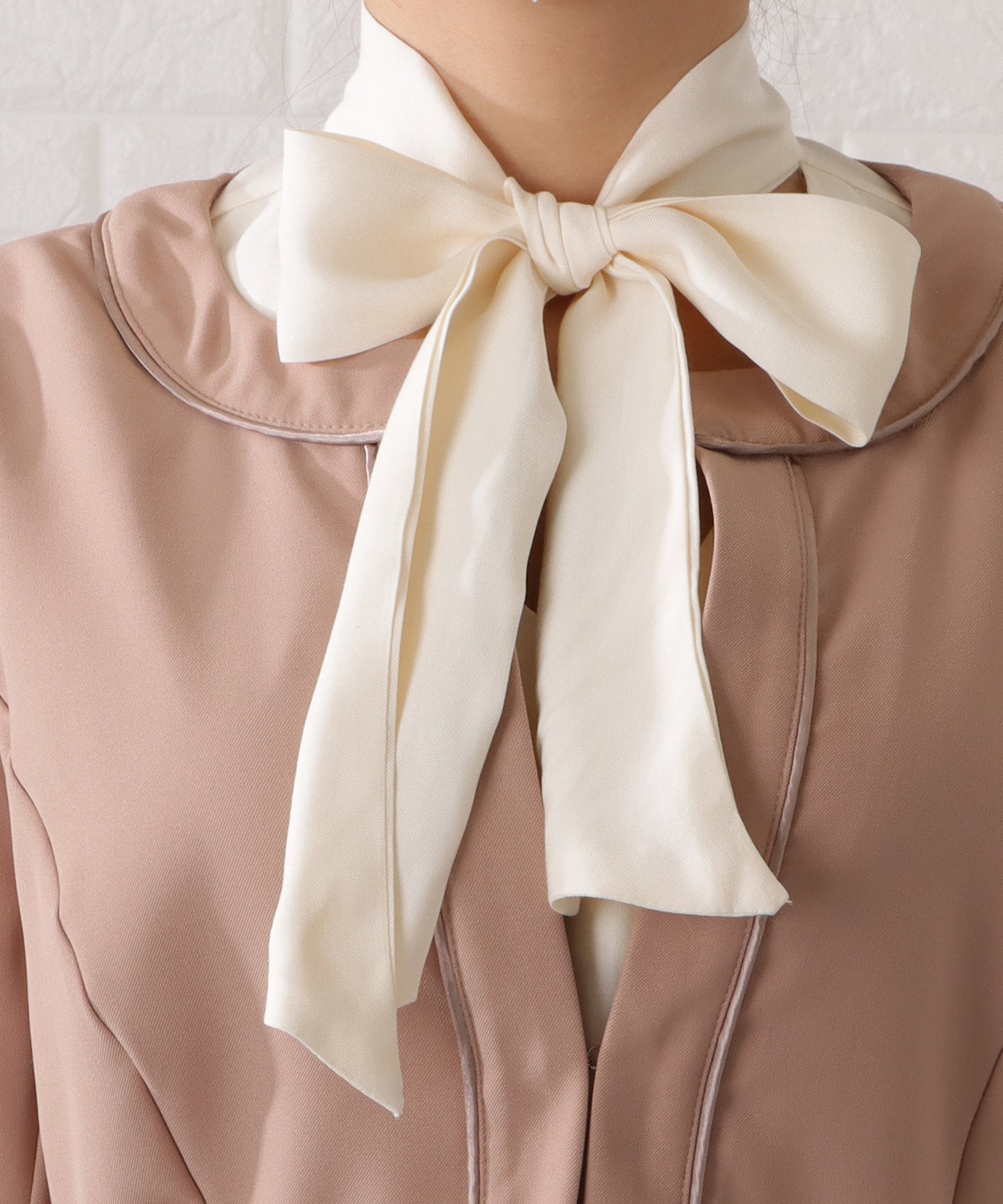 タックペプラムジャケット&ボウタイブラウスパンツスーツ