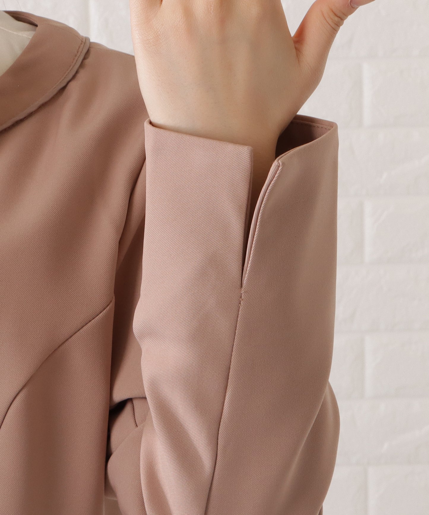 タックペプラムジャケット&ボウタイブラウスパンツスーツ