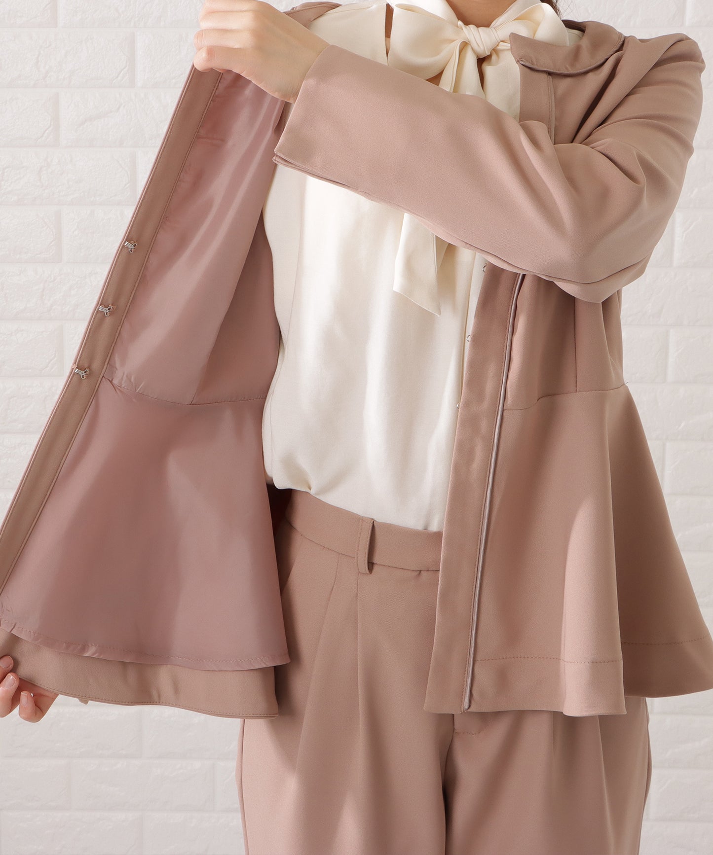 タックペプラムジャケット&ボウタイブラウスパンツスーツ