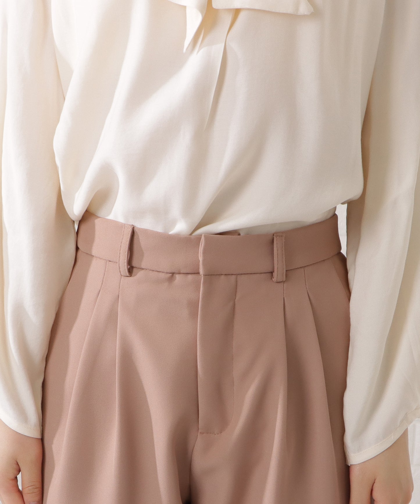 タックペプラムジャケット&ボウタイブラウスパンツスーツ