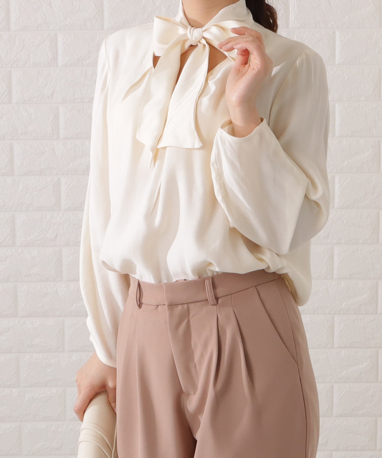 タックペプラムジャケット&ボウタイブラウスパンツスーツ
