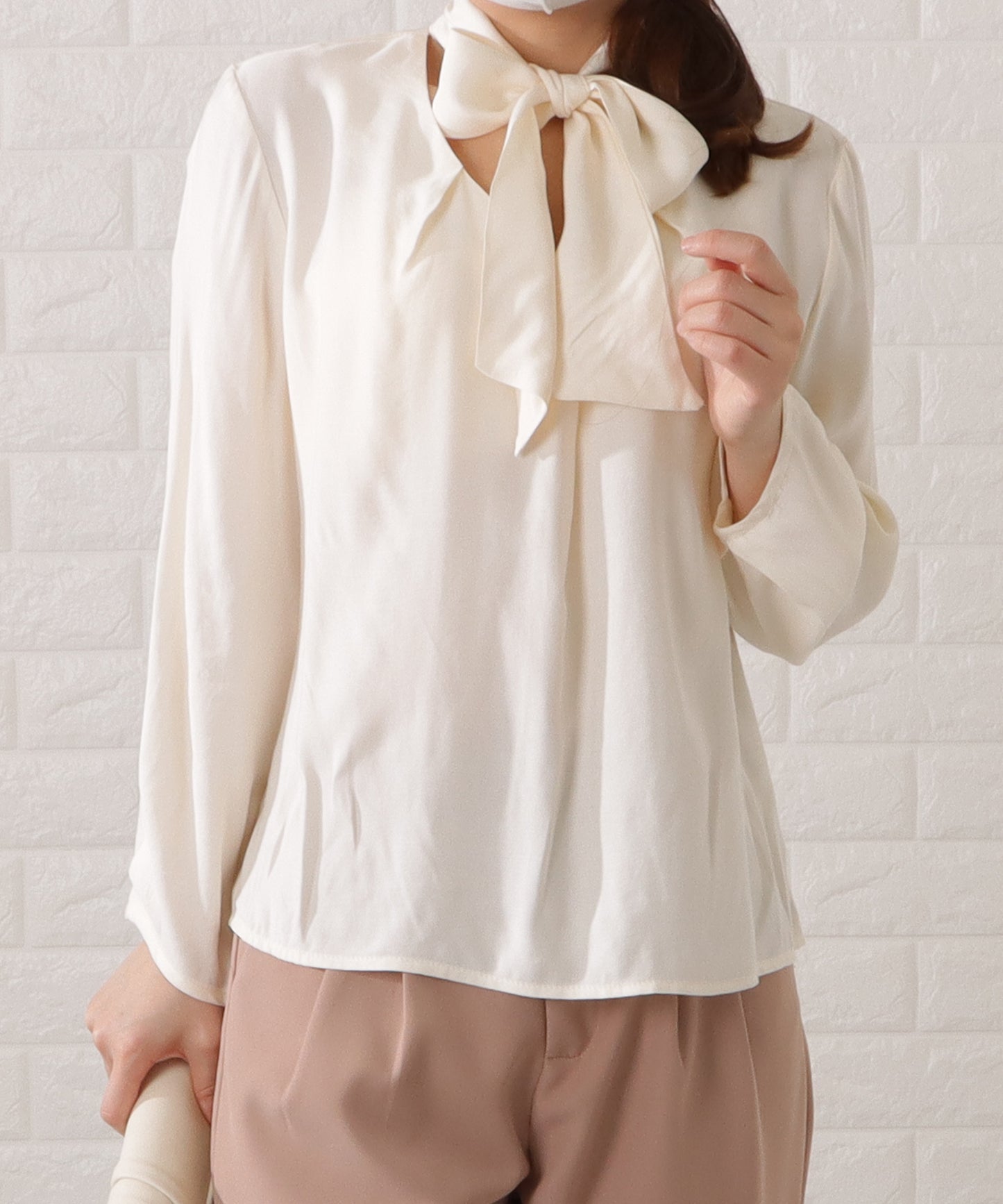 タックペプラムジャケット&ボウタイブラウスパンツスーツ