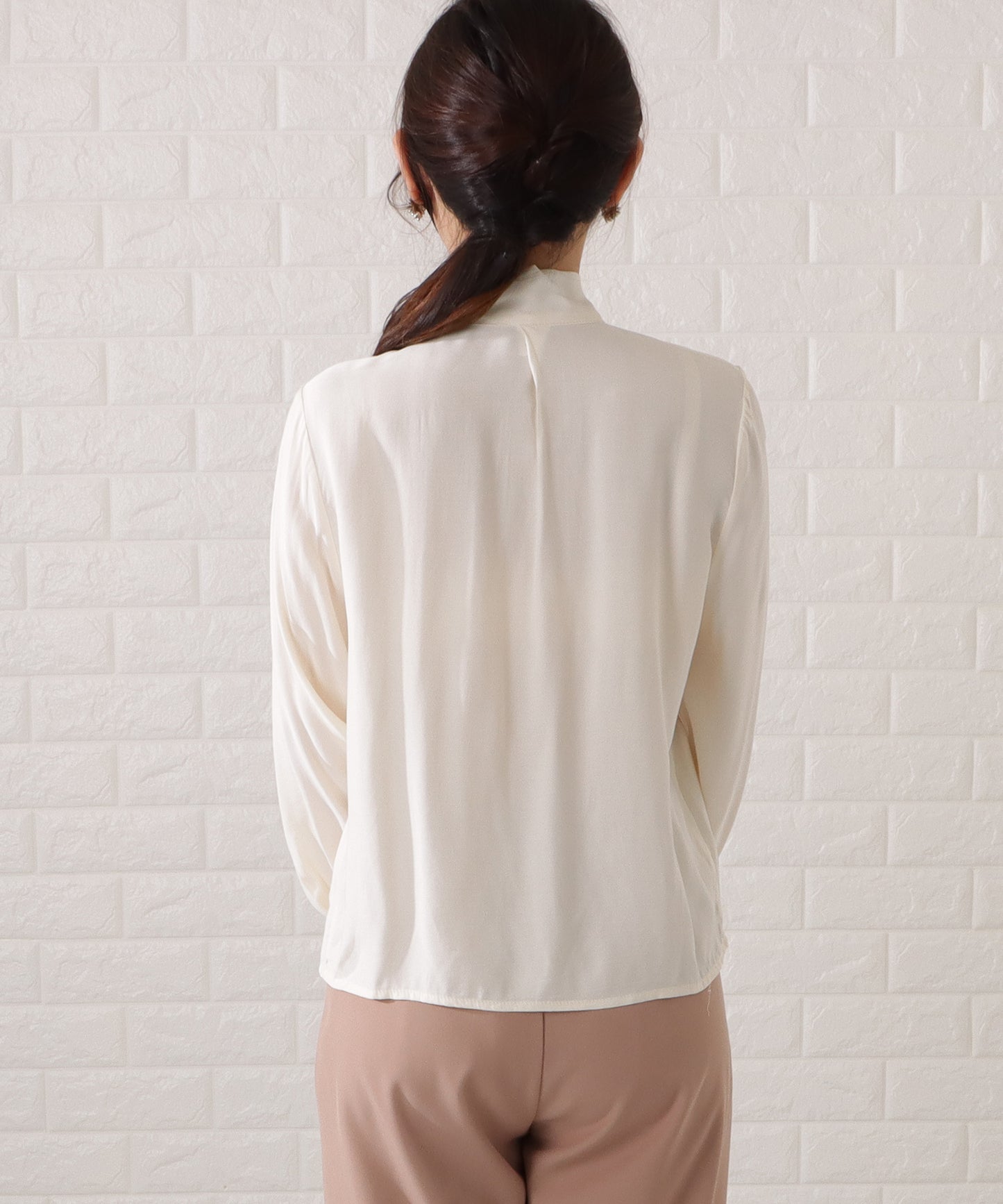 タックペプラムジャケット&ボウタイブラウスパンツスーツ