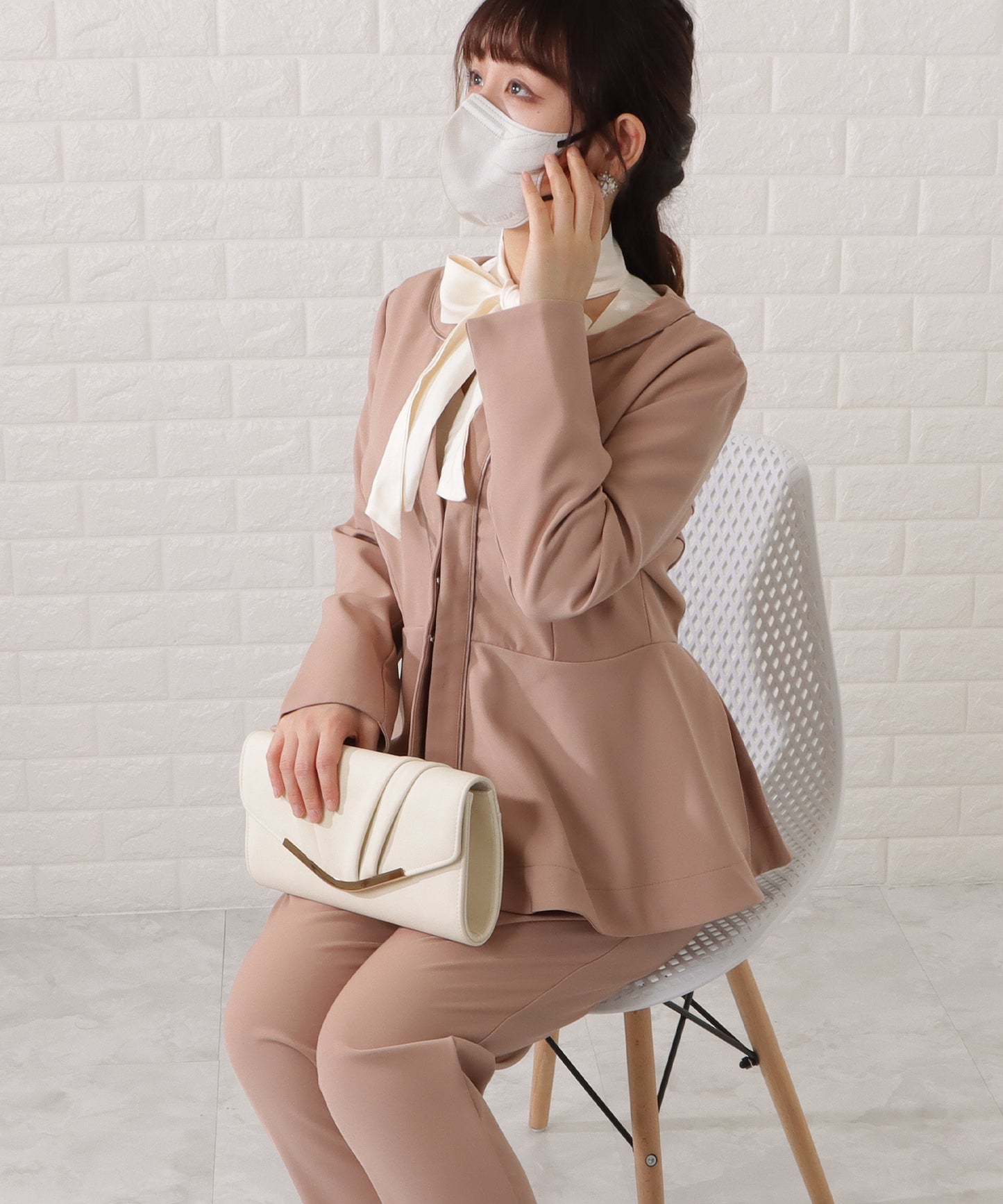 タックペプラムジャケット&ボウタイブラウスパンツスーツ