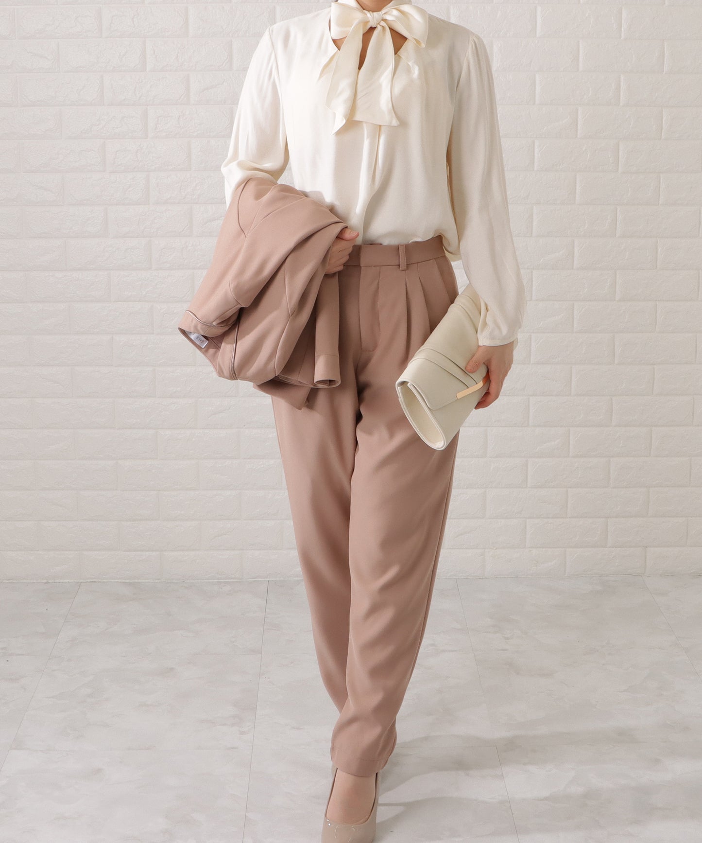 タックペプラムジャケット&ボウタイブラウスパンツスーツ
