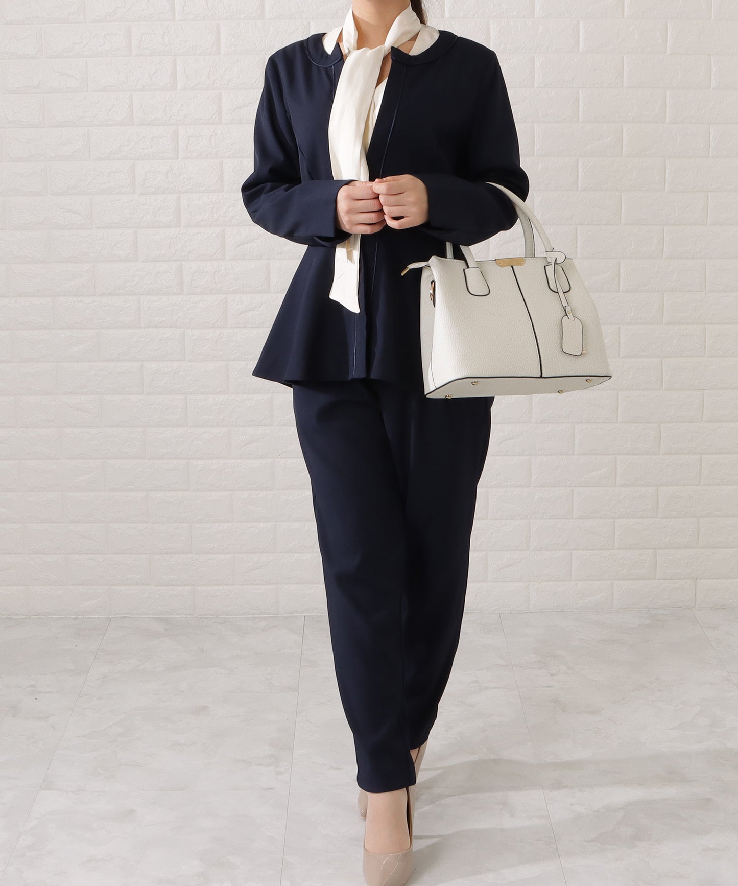 タックペプラムジャケット&ボウタイブラウスパンツスーツ