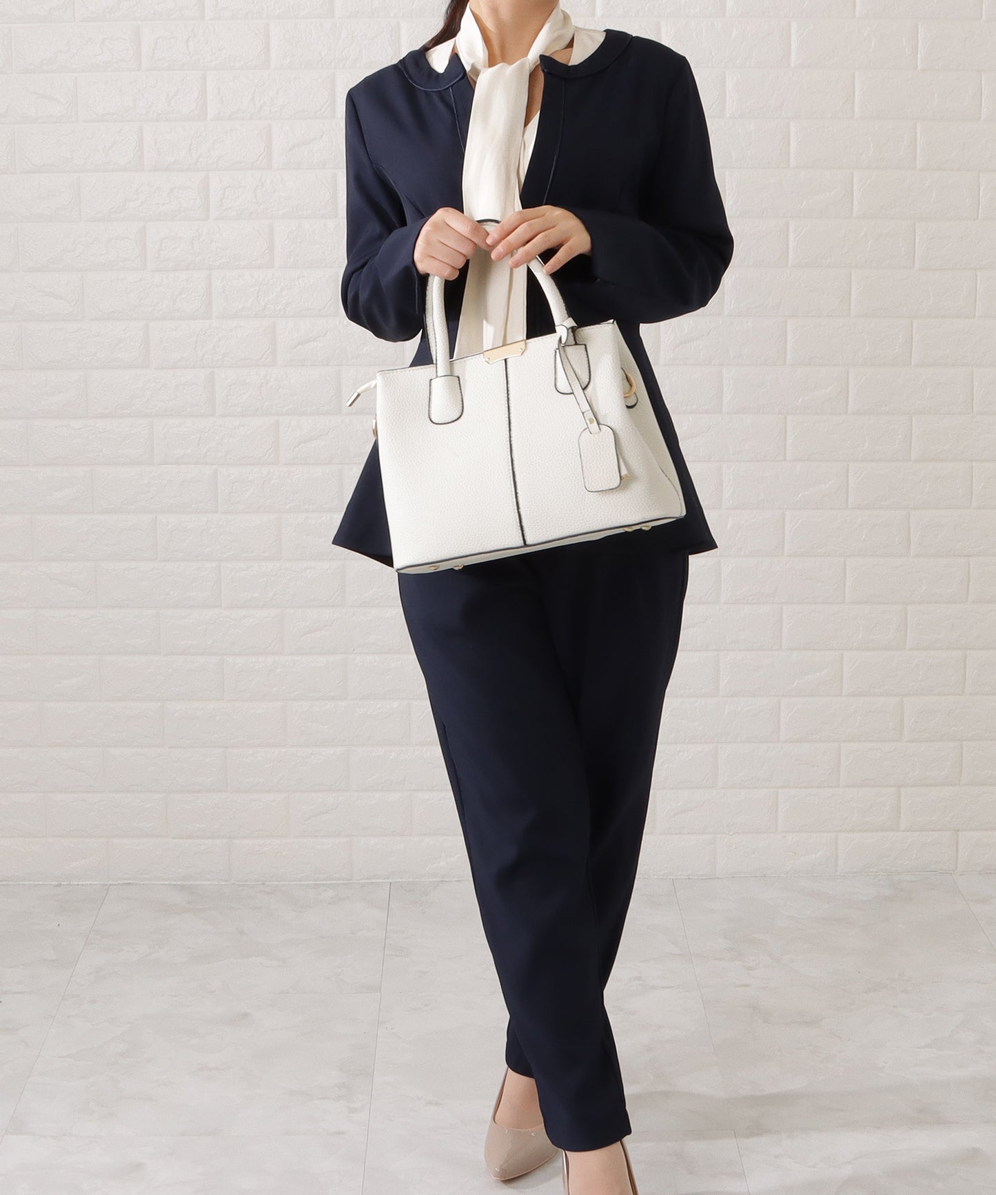 タックペプラムジャケット&ボウタイブラウスパンツスーツ