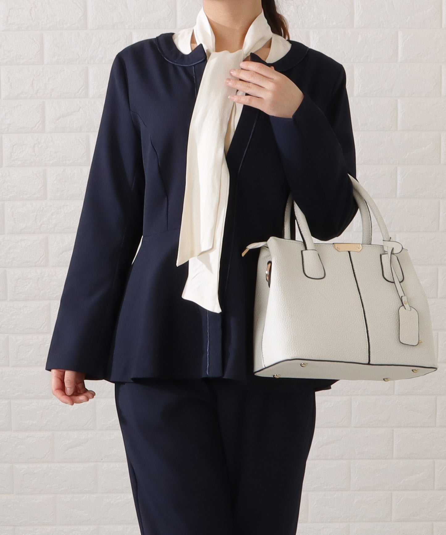 タックペプラムジャケット&ボウタイブラウスパンツスーツ