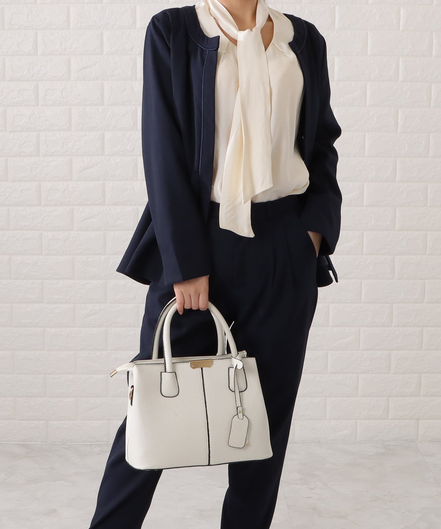 タックペプラムジャケット&ボウタイブラウスパンツスーツ