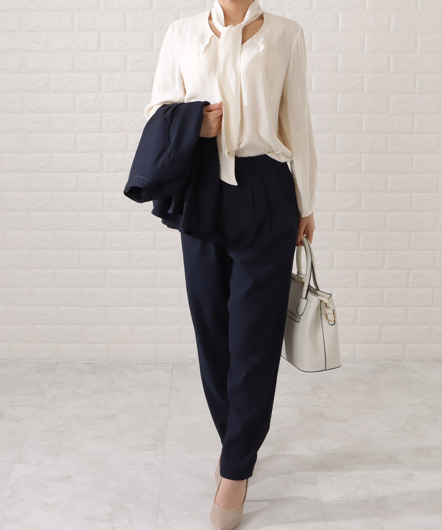 タックペプラムジャケット&ボウタイブラウスパンツスーツ