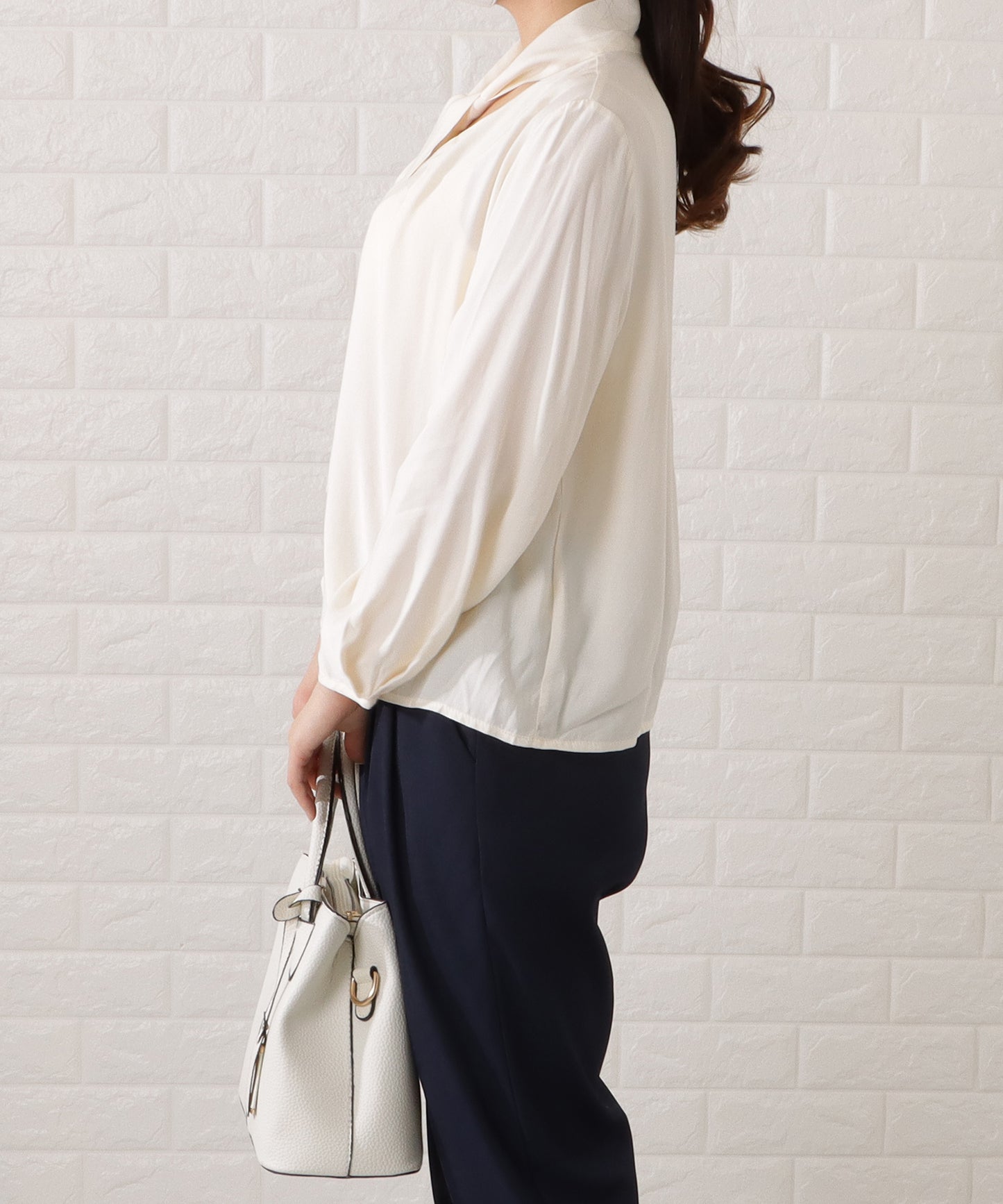 タックペプラムジャケット&ボウタイブラウスパンツスーツ