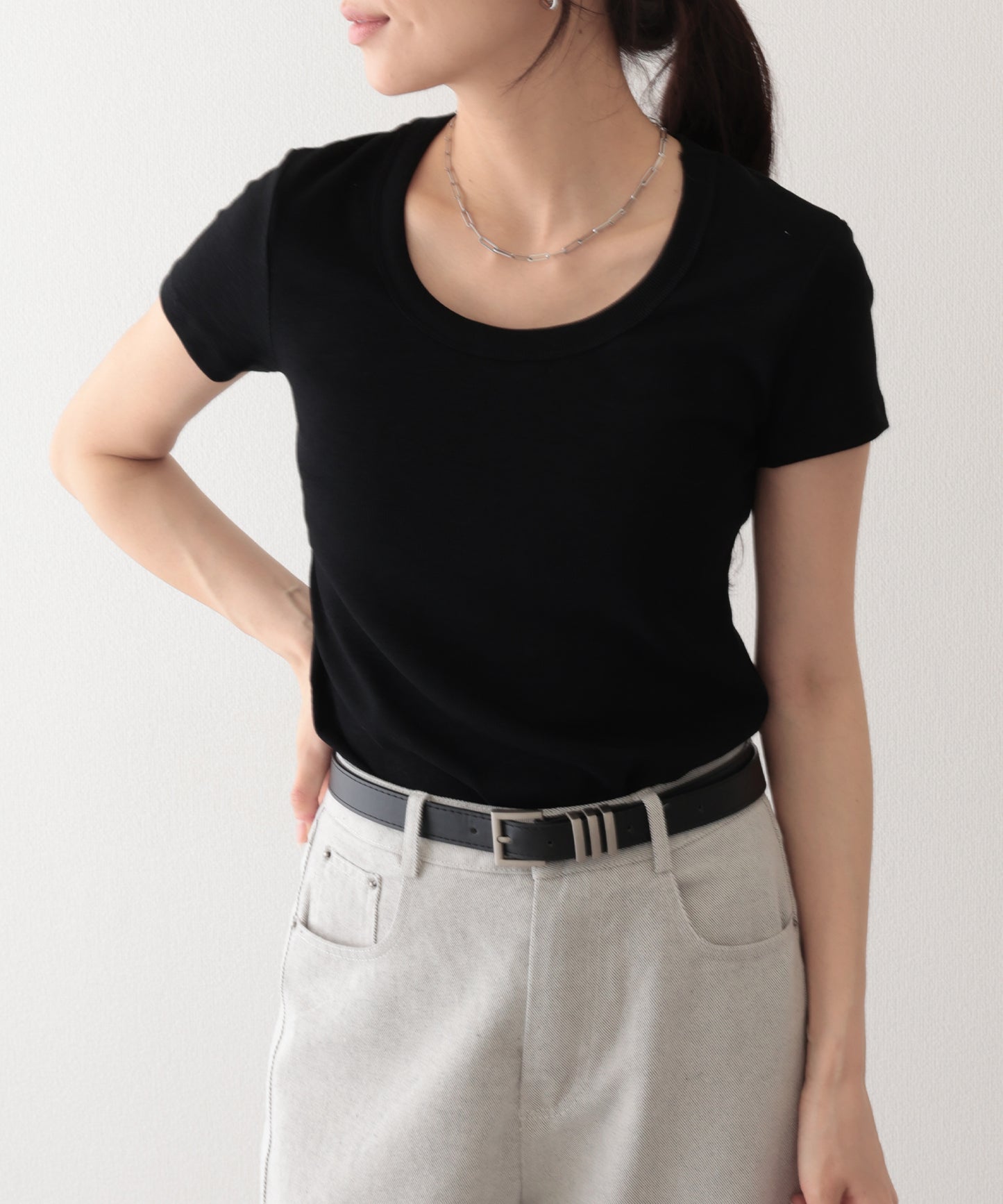 ラウンドネック バック カットアウト 半袖 Tシャツ