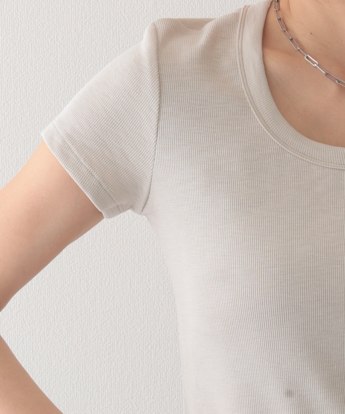 ラウンドネック バック カットアウト 半袖 Tシャツ