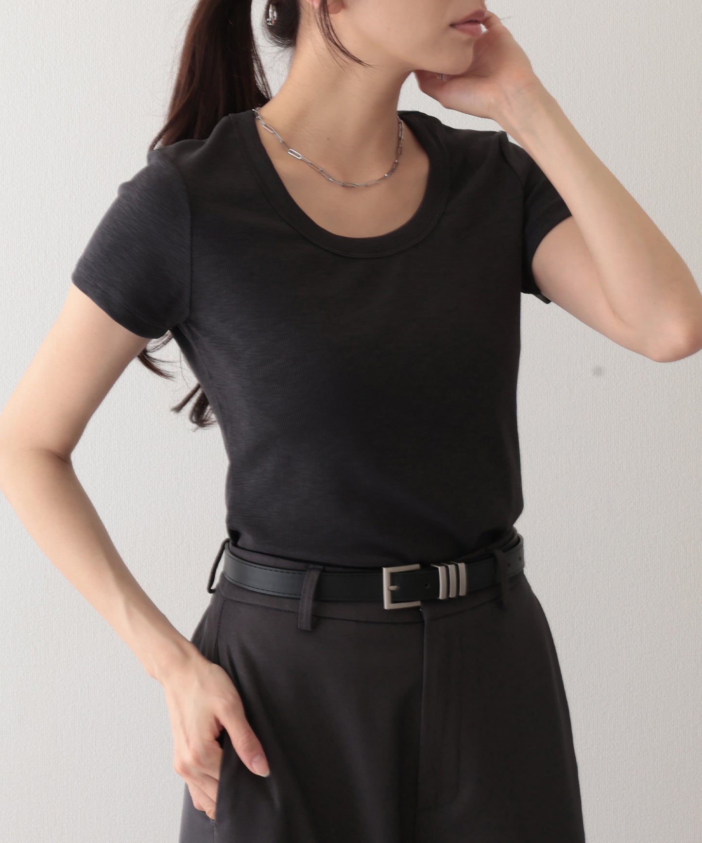 ラウンドネック バック カットアウト 半袖 Tシャツ