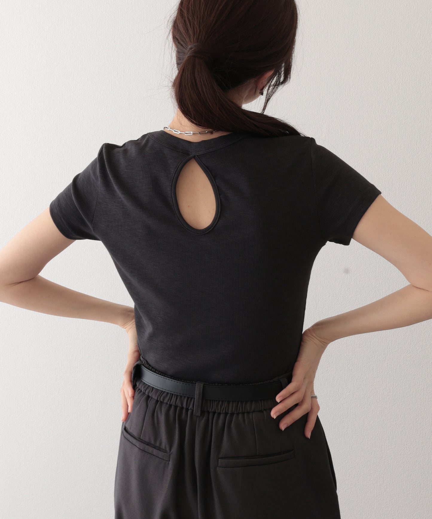 ラウンドネック バック カットアウト 半袖 Tシャツ