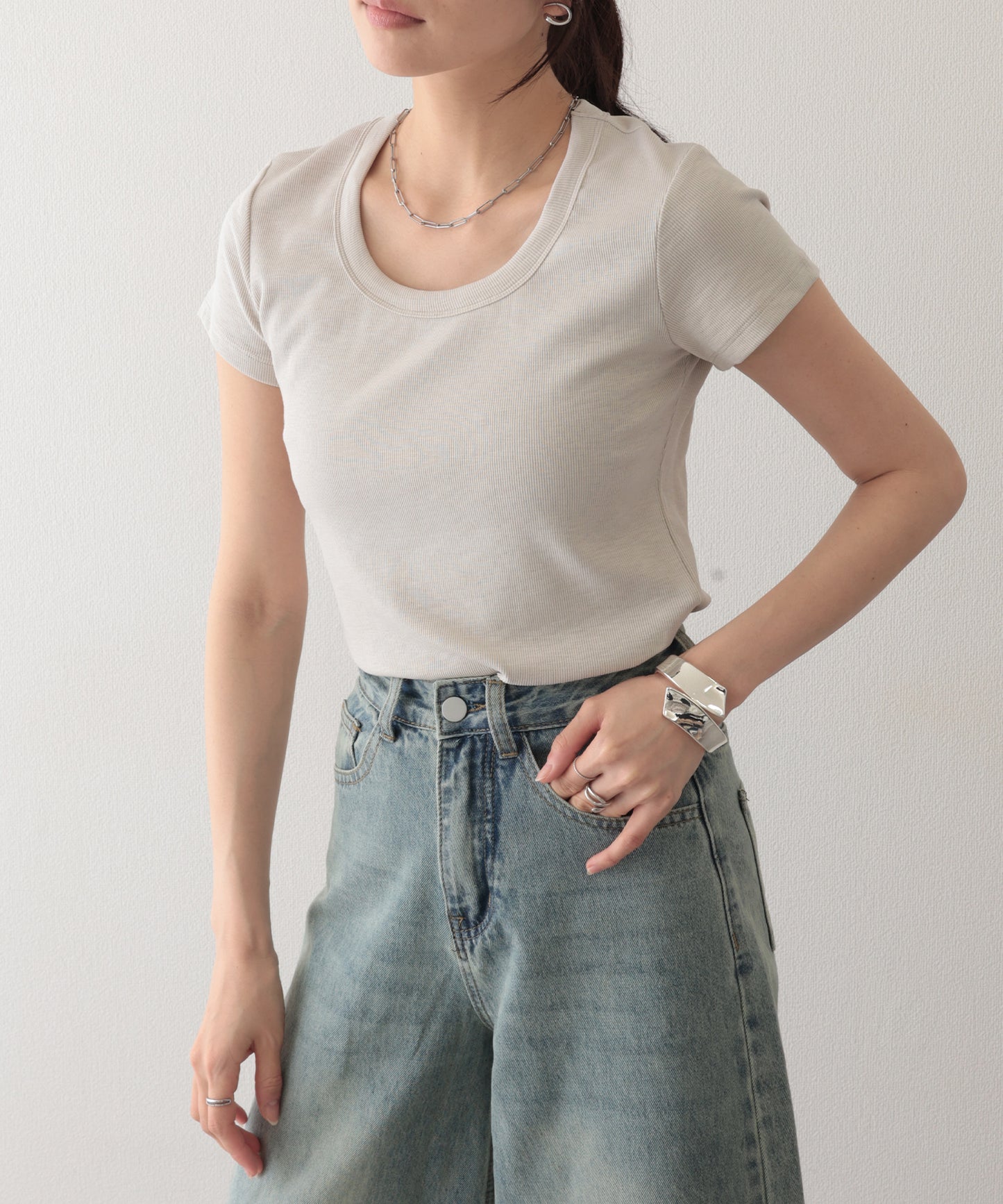 ラウンドネック バック カットアウト 半袖 Tシャツ