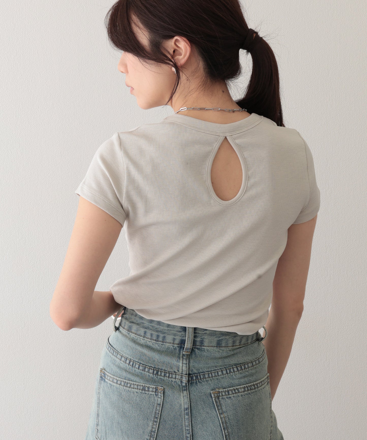ラウンドネック バック カットアウト 半袖 Tシャツ