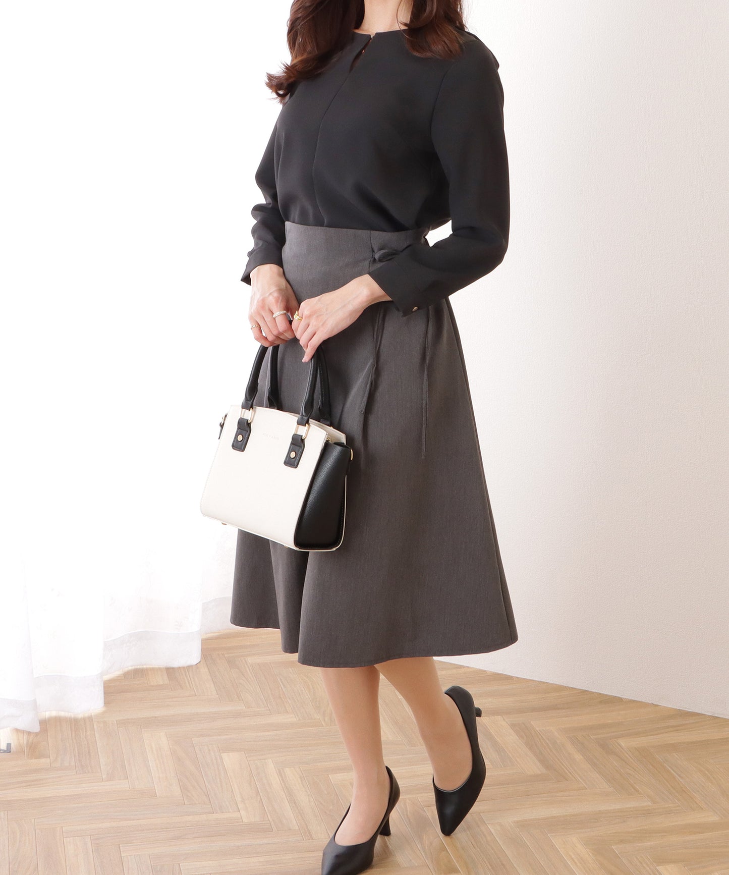フロントホック付き キーネック センター ライン ブラウス