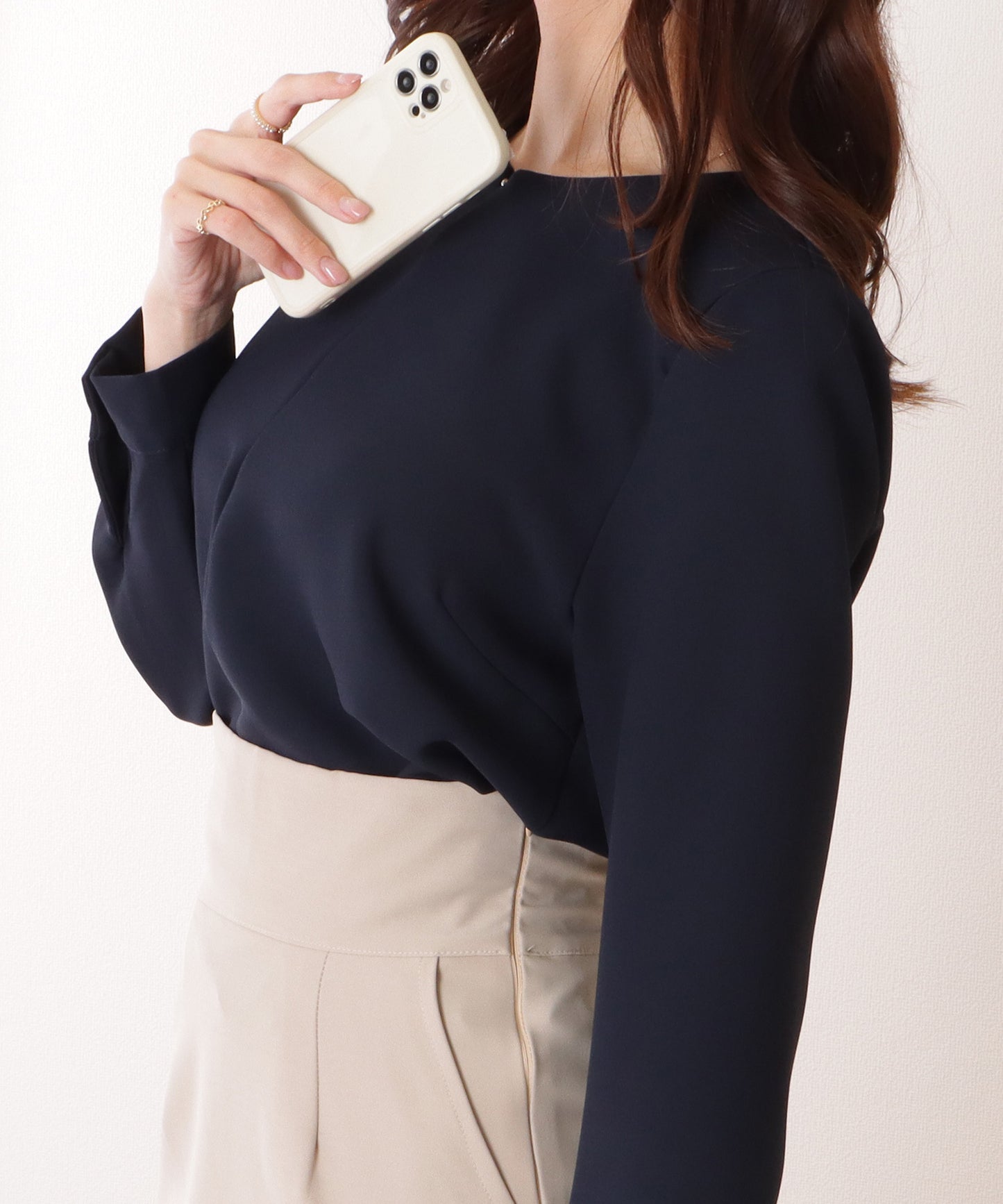 フロントホック付き キーネック センター ライン ブラウス
