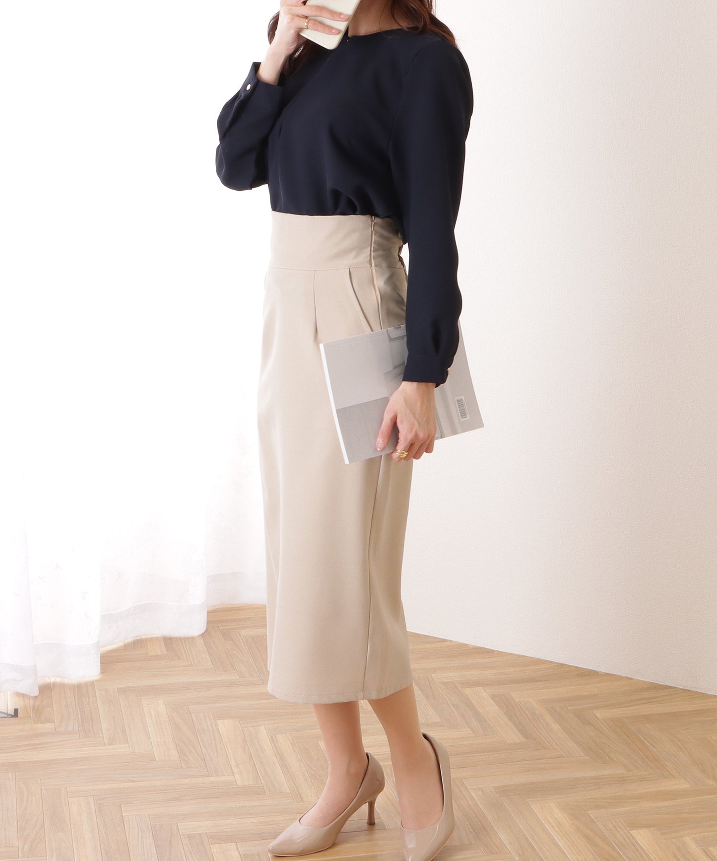 フロントホック付き キーネック センター ライン ブラウス