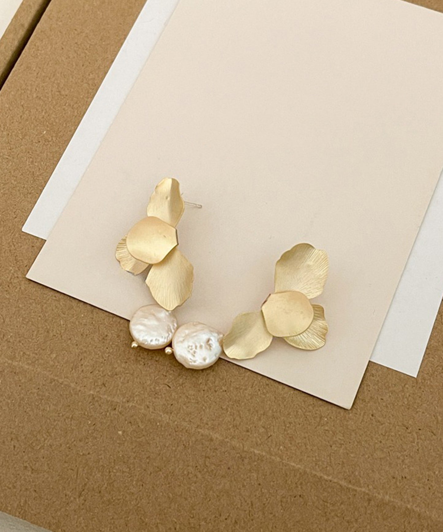 メタリック フラワー 凹凸 パール ピアス