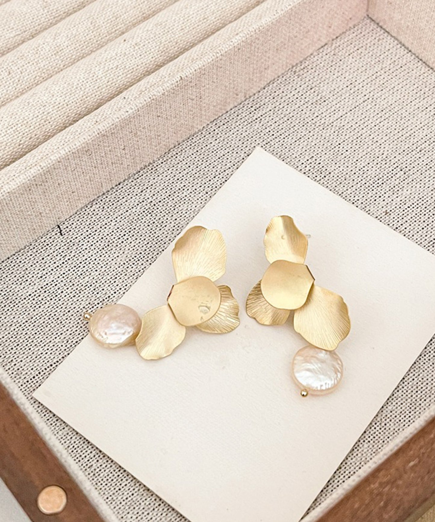 メタリック フラワー 凹凸 パール ピアス