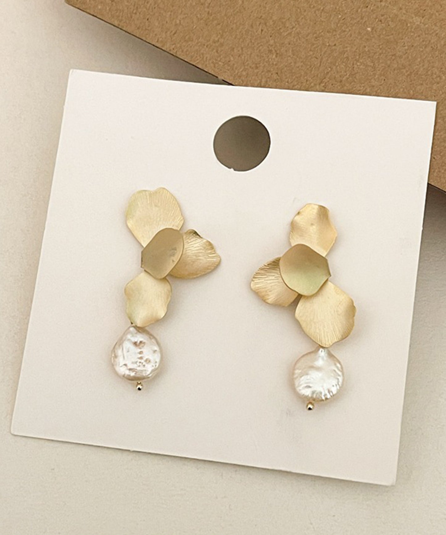 メタリック フラワー 凹凸 パール ピアス