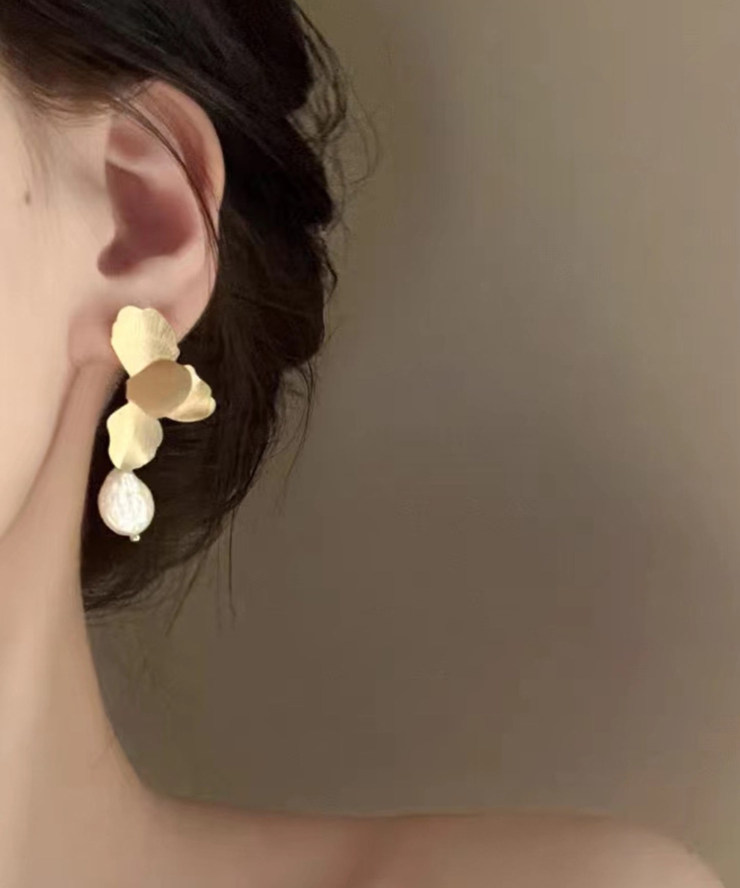 メタリック フラワー 凹凸 パール ピアス