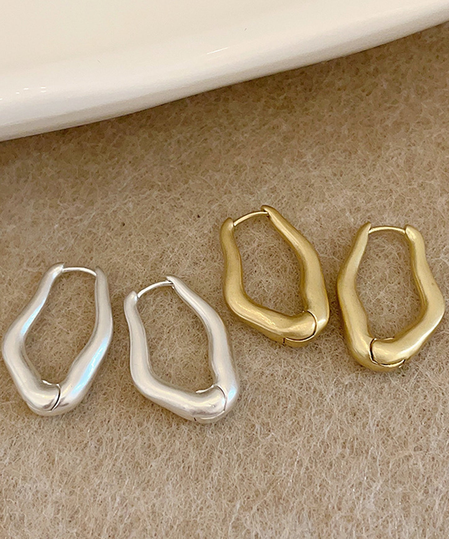 ボリューム ウエーブライン メタリック フープ ピアス