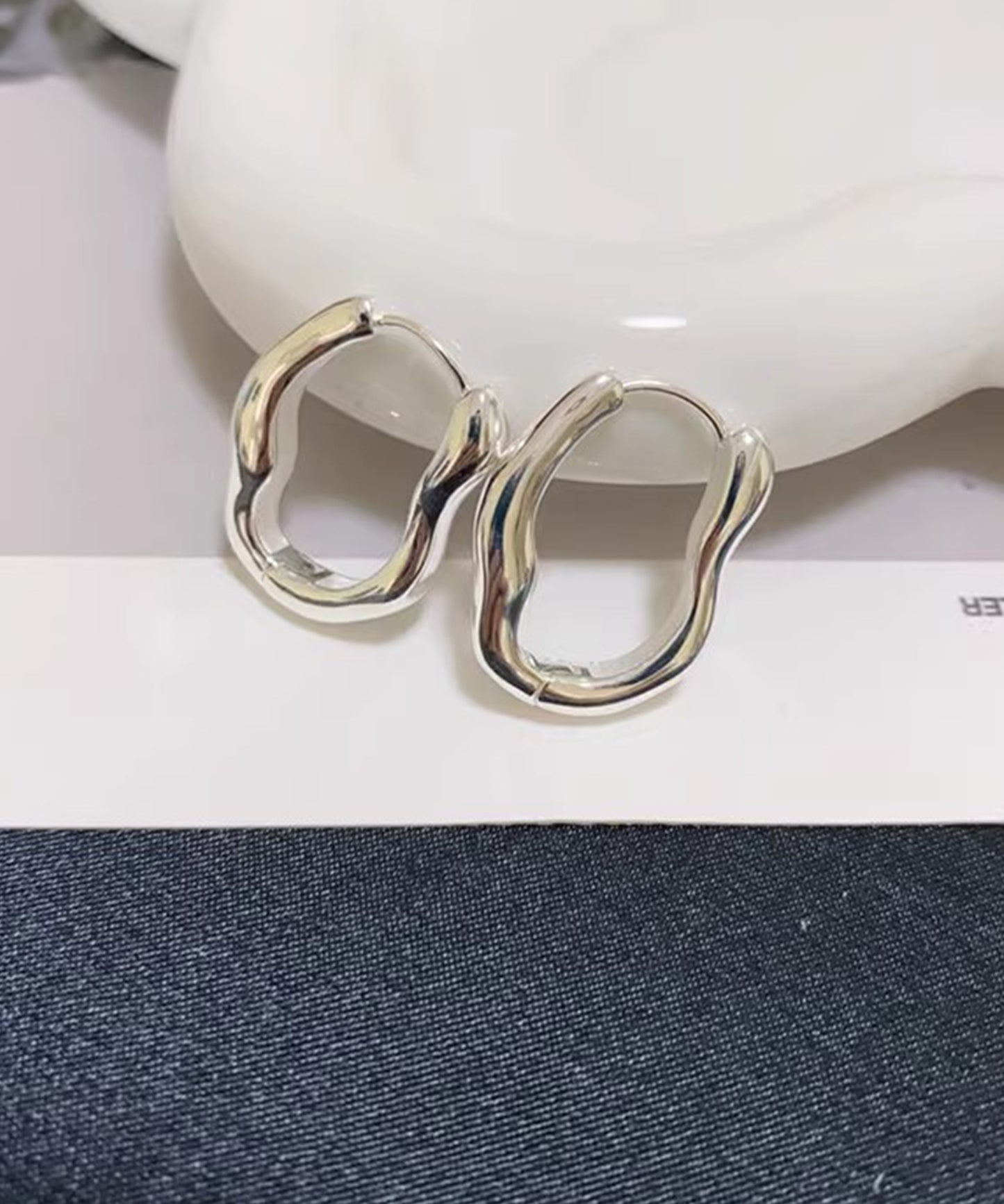 ボリューム ウエーブライン メタリック フープ ピアス