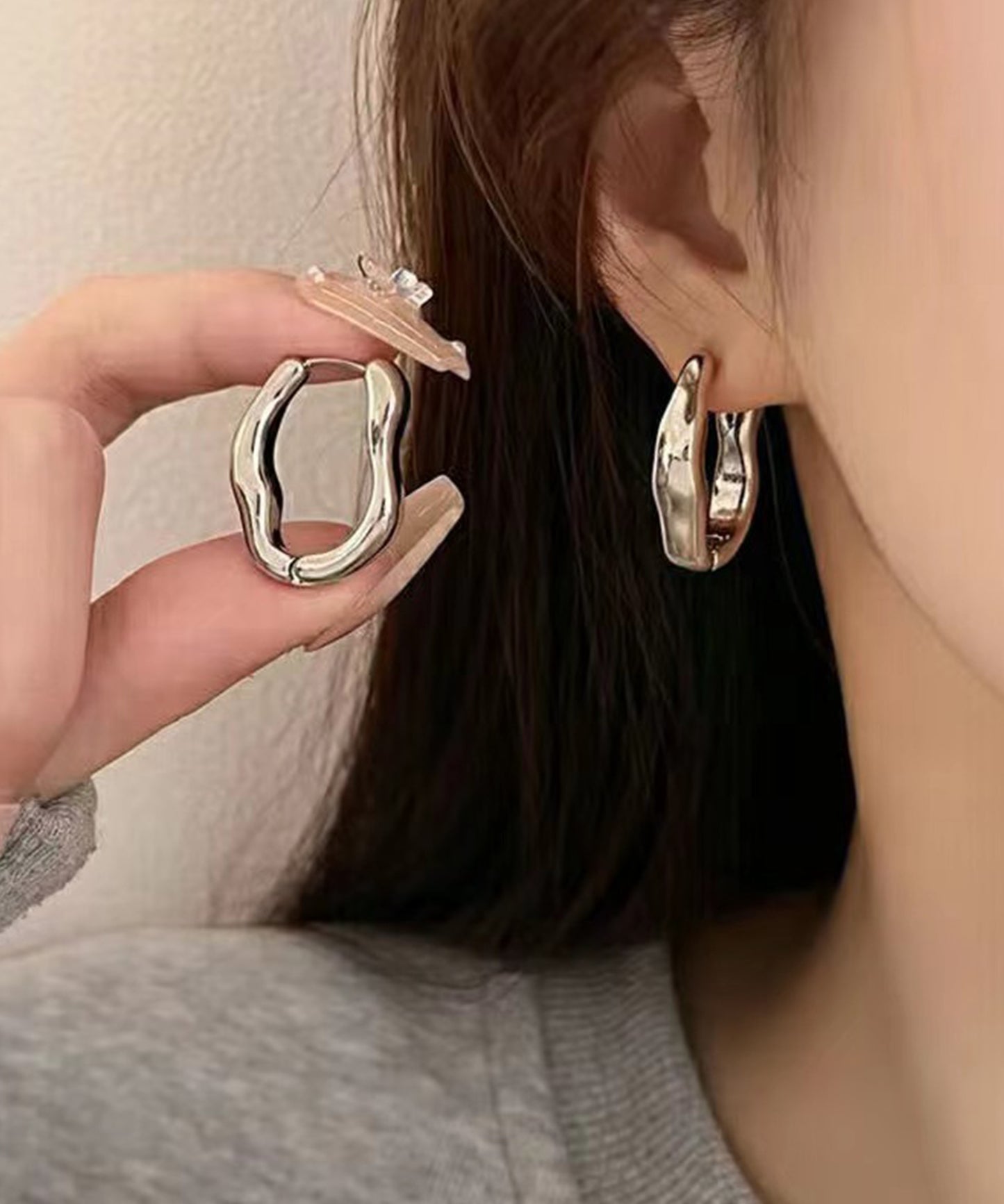 ボリューム ウエーブライン メタリック フープ ピアス