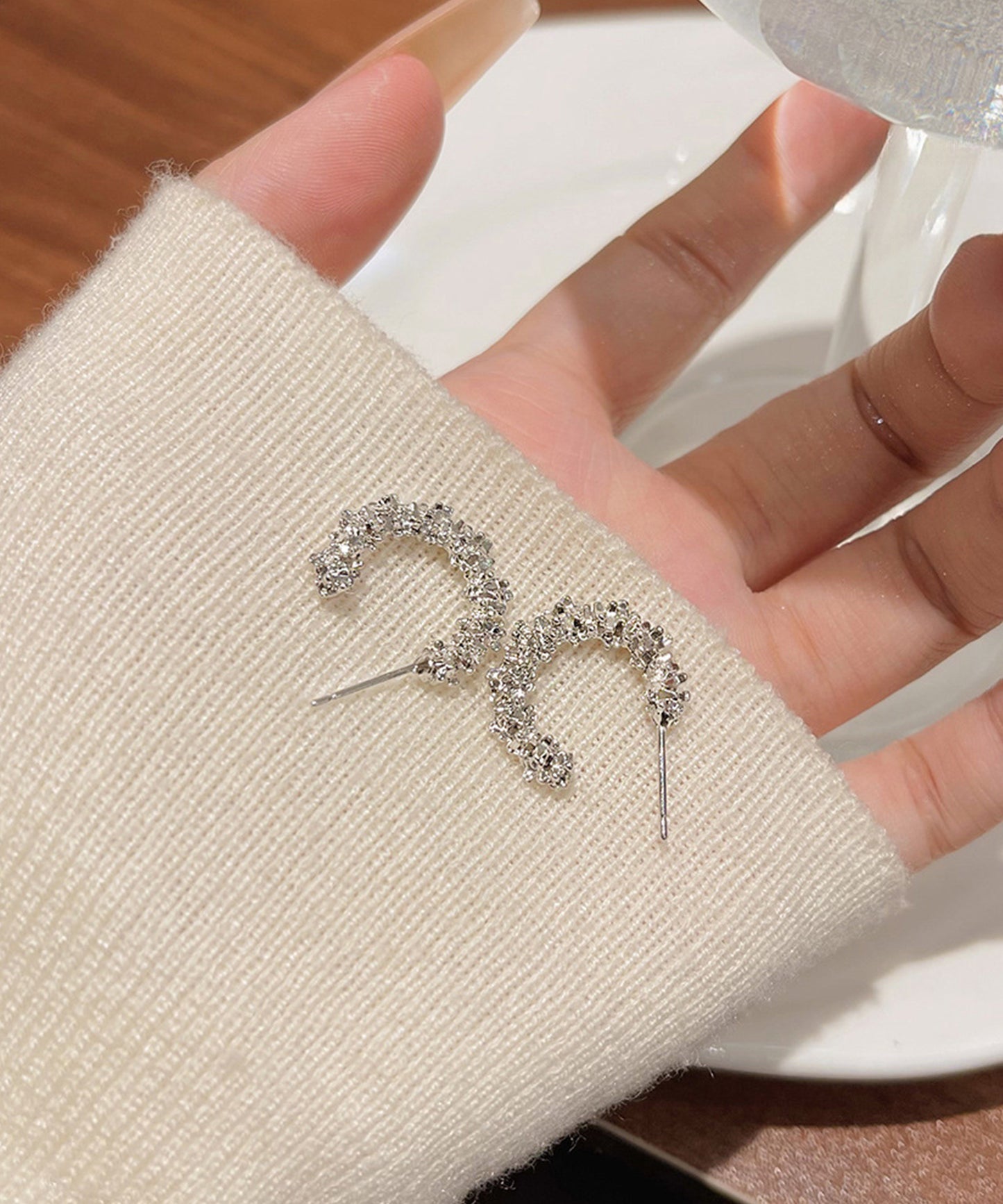 メタリック 3D ハーフ リング ピアス