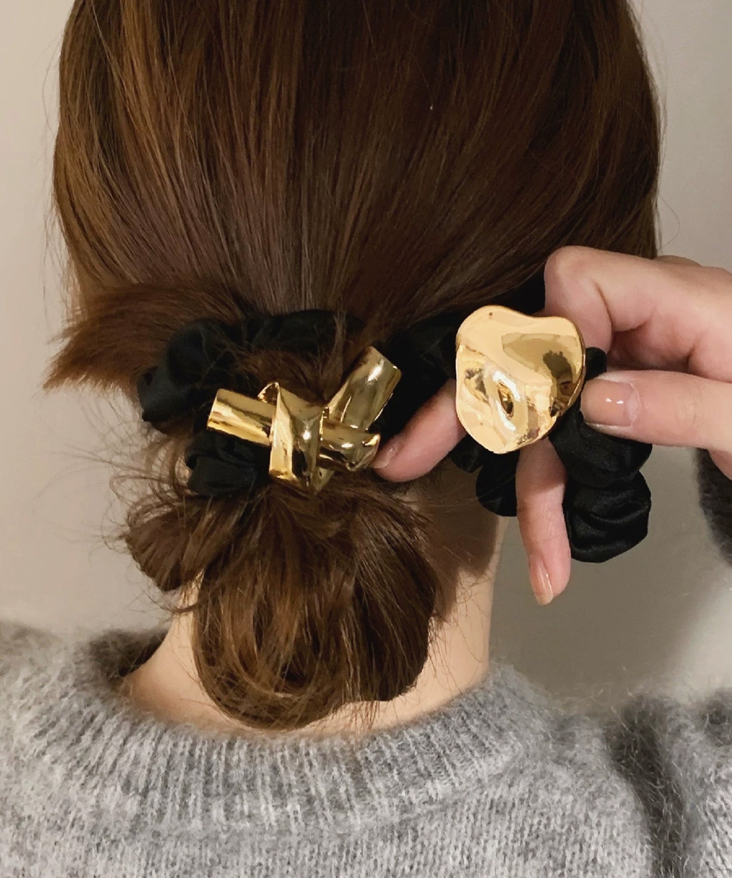 メタリック モチーフ付き ベロア シュシュ ヘアゴム