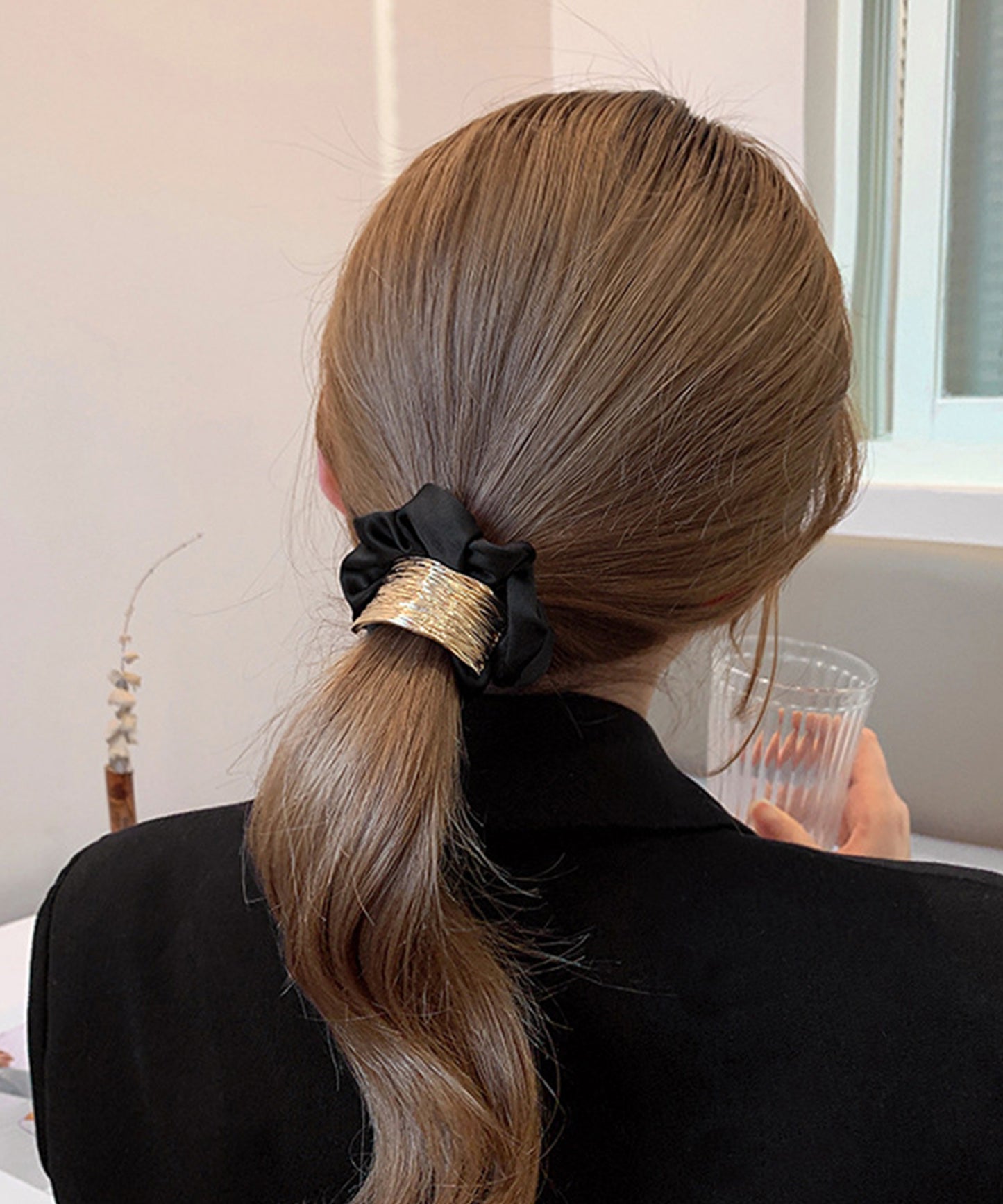 メタリック プレート付き サテン調 シュシュ ゴム