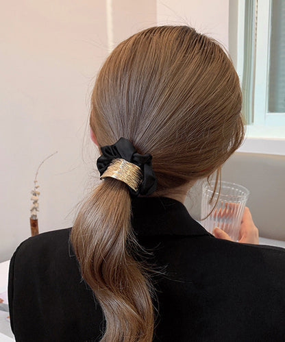 メタリック プレート付き サテン調 シュシュ ゴム