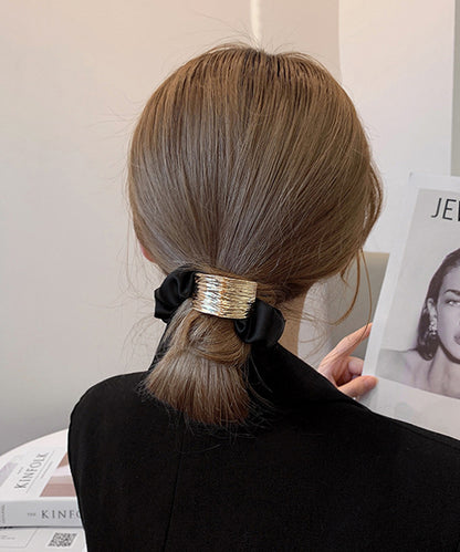 メタリック プレート付き サテン調 シュシュ ゴム