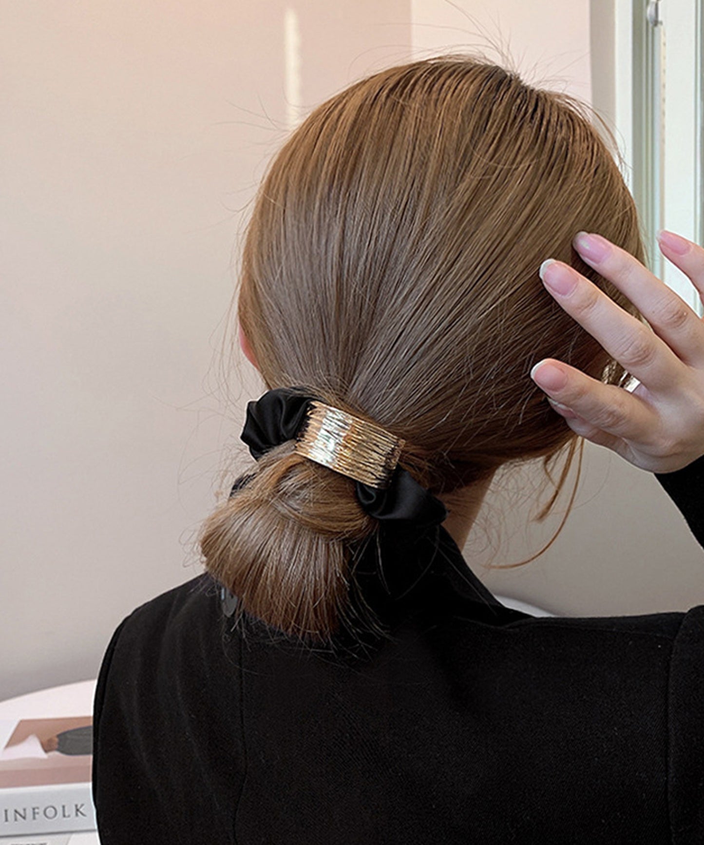 メタリック プレート付き サテン調 シュシュ ゴム