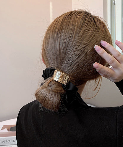 メタリック プレート付き サテン調 シュシュ ゴム