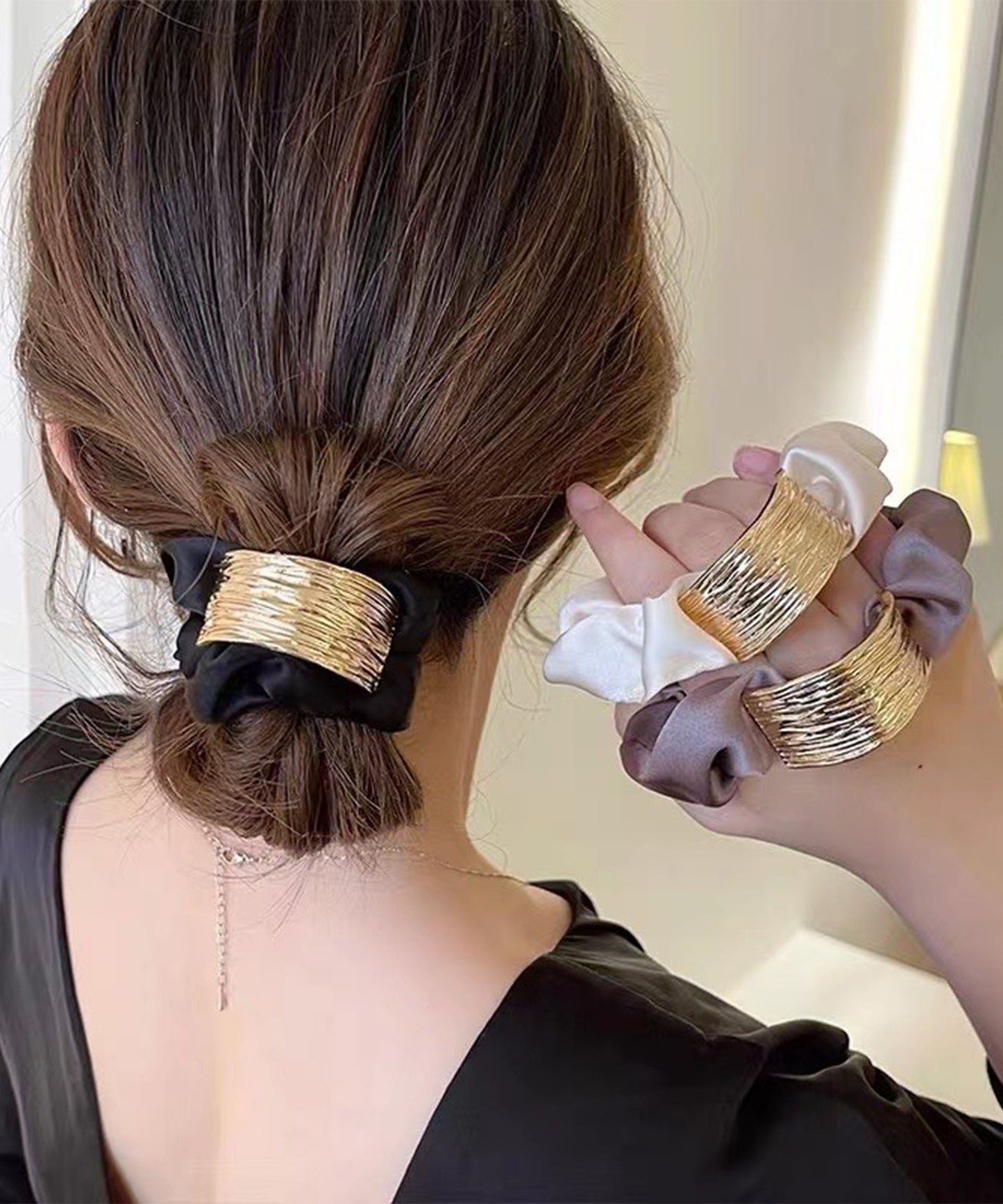 メタリック プレート付き サテン調 シュシュ ゴム