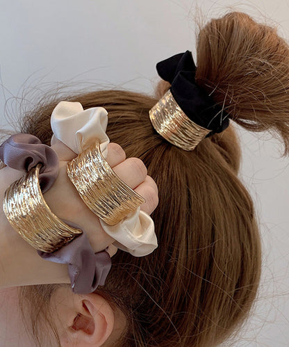 メタリック プレート付き サテン調 シュシュ ゴム