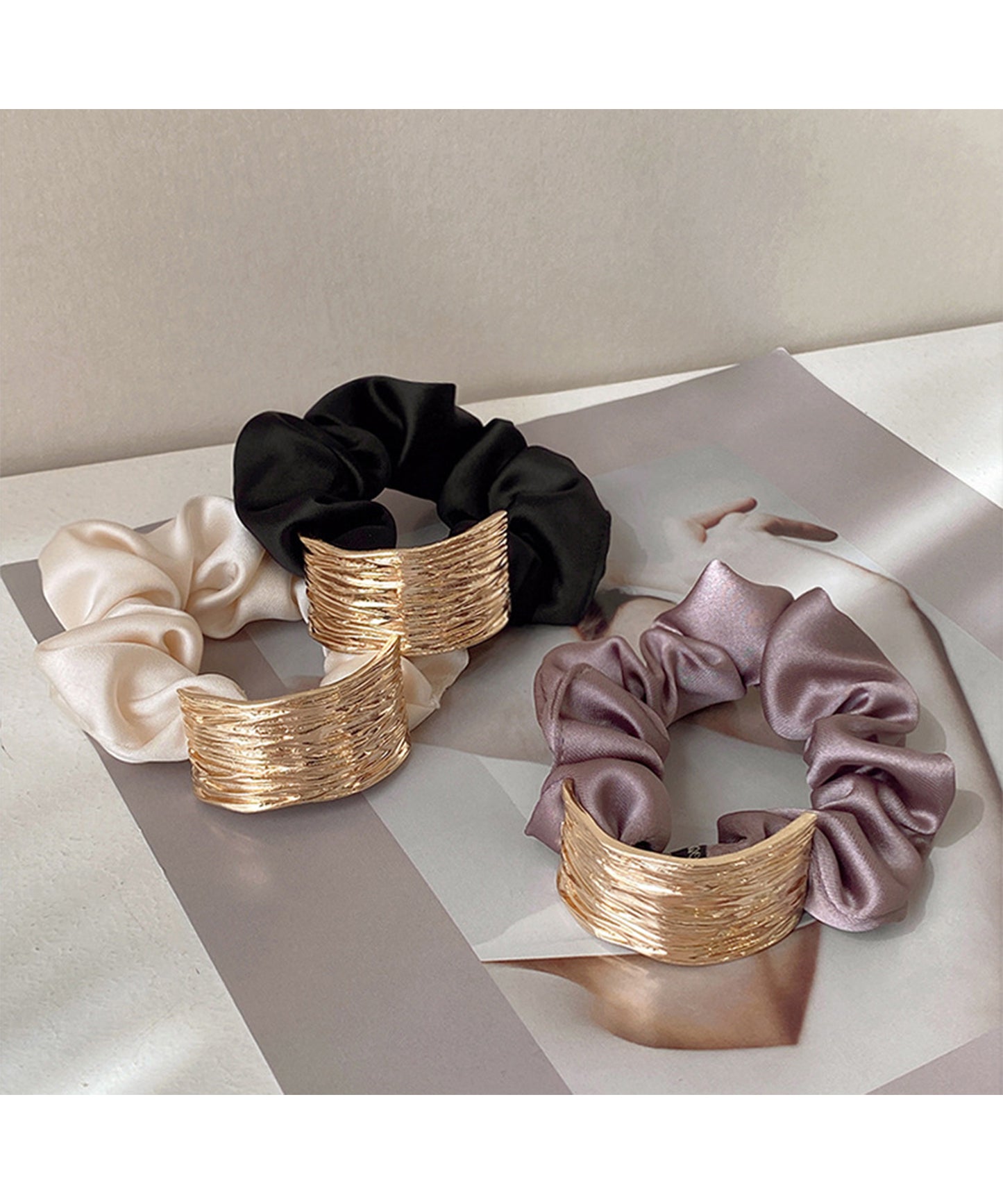 メタリック プレート付き サテン調 シュシュ ゴム