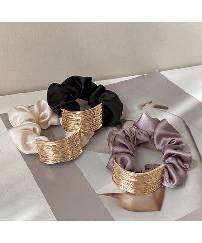 メタリック プレート付き サテン調 シュシュ ゴム