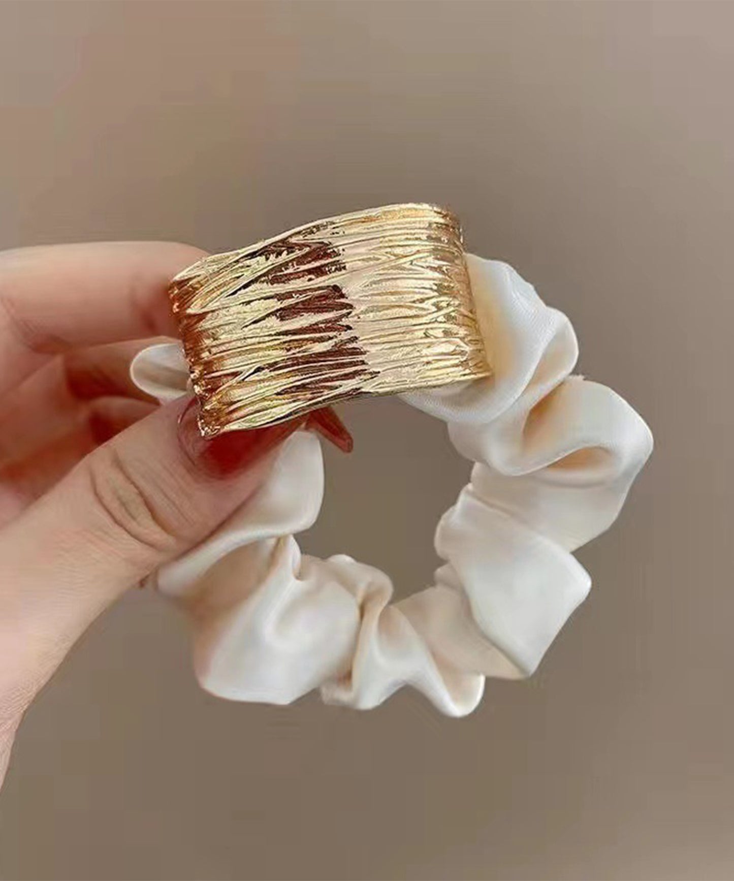 メタリック プレート付き サテン調 シュシュ ゴム