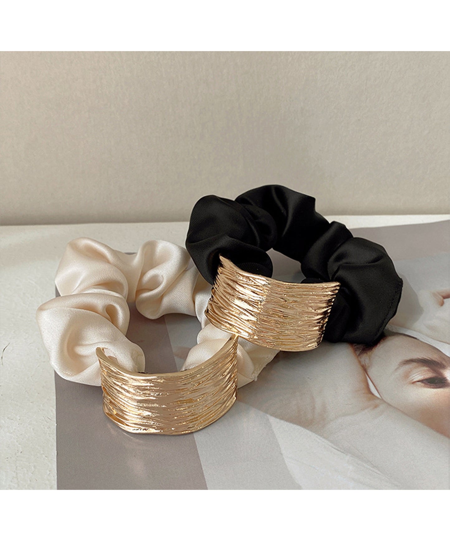 メタリック プレート付き サテン調 シュシュ ゴム