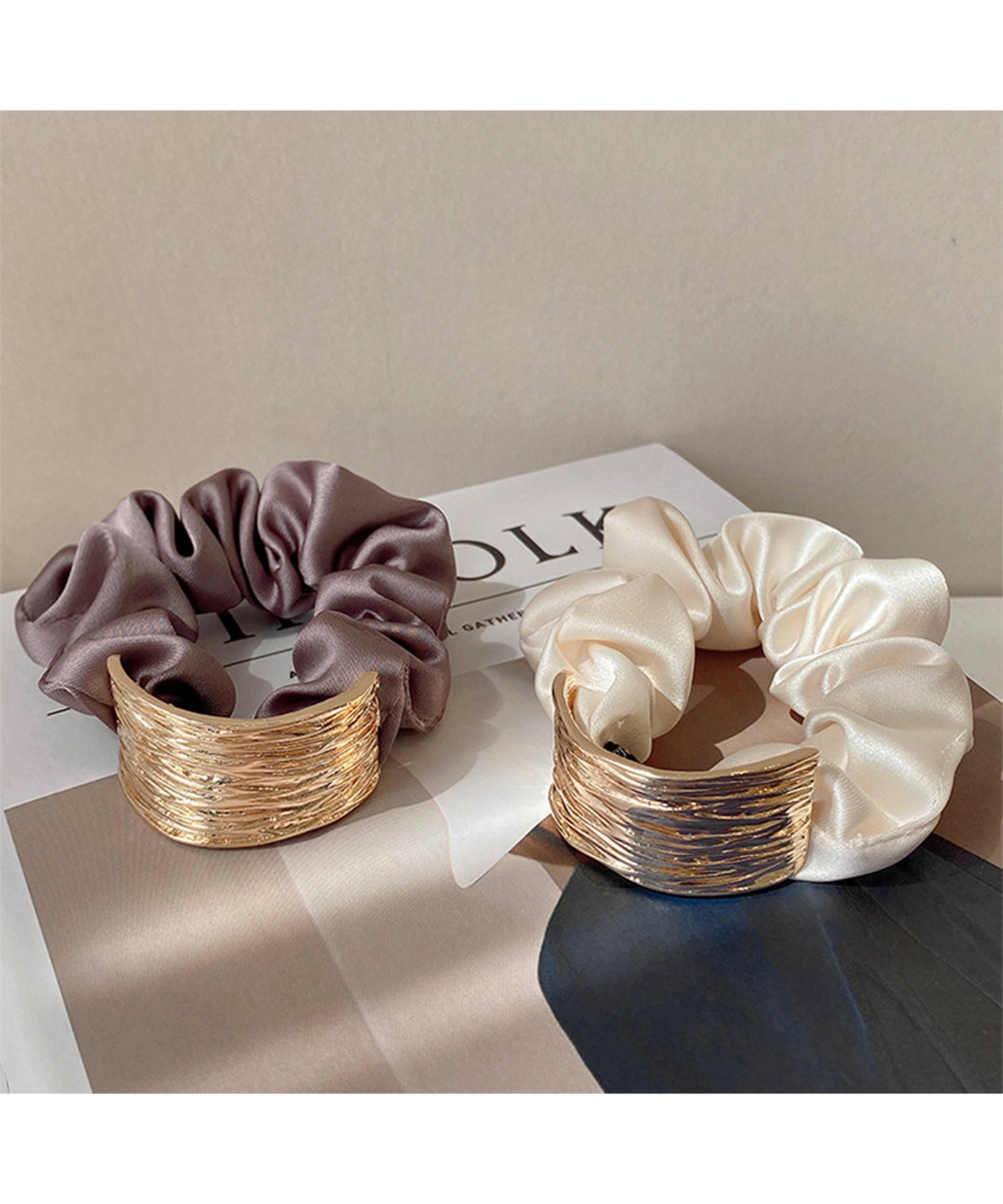 メタリック プレート付き サテン調 シュシュ ゴム