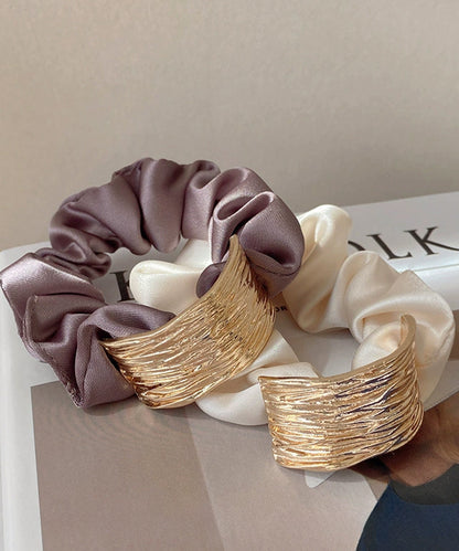 メタリック プレート付き サテン調 シュシュ ゴム